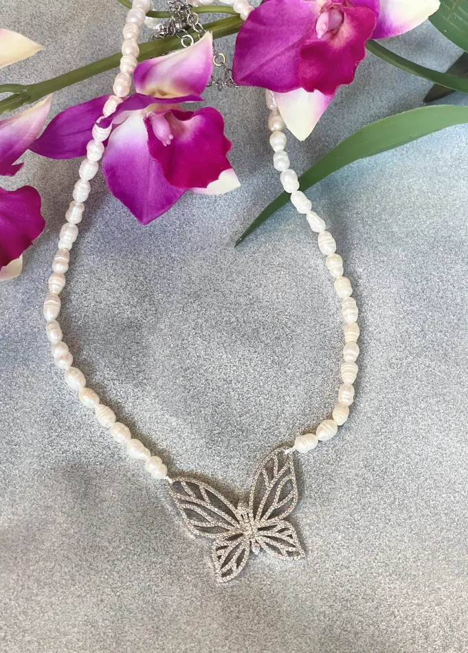 Sophiareneboutiquecom Pearls And Pave Class Act Necklace Necklaces Sophiareneboutiquecom Pearls And Pave Class Act Necklace Necklaces